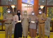Bupati Serahkan Dua Hadiah Umrah Vaksinasi secara Tunai