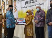 Pemkab HSS Serahkan Anugerah Pajak Daerah 2021
