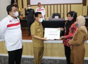 Bupati Serahkan Uang Duka Ke Pekerja Migran Tapin