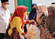 Bupati Sayed Jafar Serahkan Bantuan ke Warga Terdampak Covid-19
