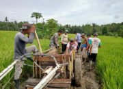 Babinsa Kodim 1002 HST Gotong Royong Perbaiki Jalan