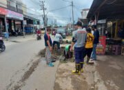 Damkar Bantu Bersihkan Drainase Sekumpul