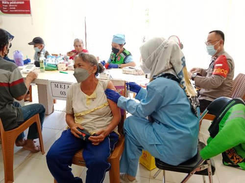15 Bartim Salah seorang lansia mengikuti vaksin