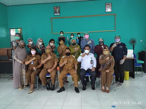 15 Bartim Wabup Bartim foto bersama tim kesehatan dan jajaran kementrian agama