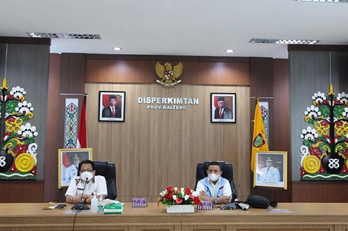 15 Kalteng 1 Plt Kepala Disperkimtan Erlin Hadi bersama nara sumber