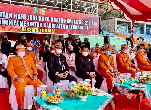 15 Kalteng 1 Staf Ahli bidang pemerintahan hukum dan politik Herson B Aden saat menghadiri hari jadi kuala Kapuas
