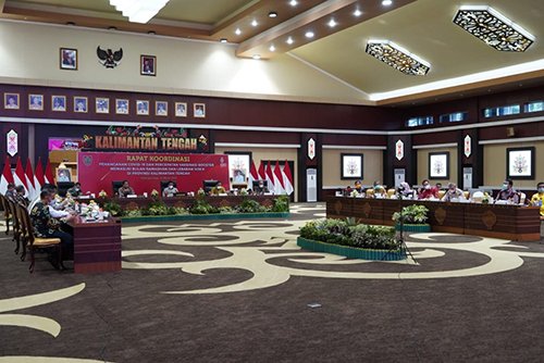 15 Kalteng 1 Suasana rakor penanganan covid 19 dan vaksinasi