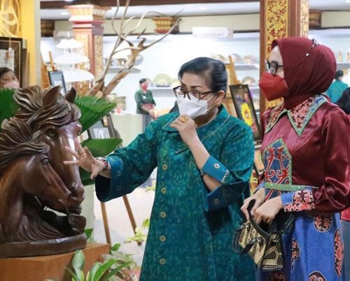 15 Kalteng 2 Ketua Dekranasda Prov Kalteng Ivo Sugianto Sabran
