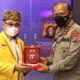 15 Kalteng 2 Pertukaran cendera maata Rektor UPR dan Kapolda Kalteng
