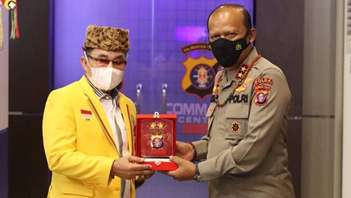 15 Kalteng 2 Pertukaran cendera maata Rektor UPR dan Kapolda Kalteng