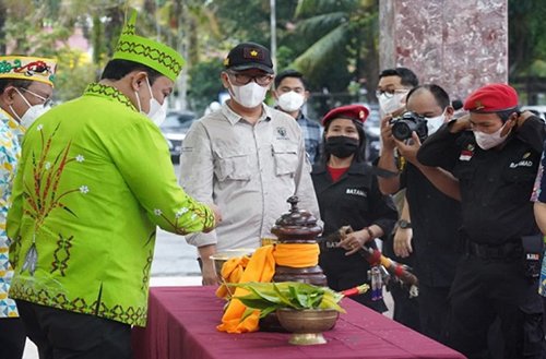 15 Kalteng 2 Wakil Gubernur Kalteng H Edy Pratowo berangkatkan sampel utama tanah dan air menuju titik nol IKN