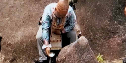 15 Kalteng HL Rohaniawan Feansiskus Widodo saat melakukan ritual