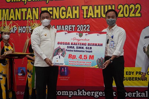 15 Kalteng HL Wakil Gubernur Kalteng H Edy Pratowo menyerahkan bantuan Bosda