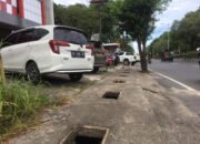Dua Pencuri Tutup Drainase Terekam Kamera CCTV