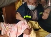 Bhabinkamtibmas Sei Jingah Gendong Lansia untuk Ikut Vaksin