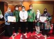 DPMPTSP dan Dukcapil Terima Penghargaan dari KEMENPAN-RB