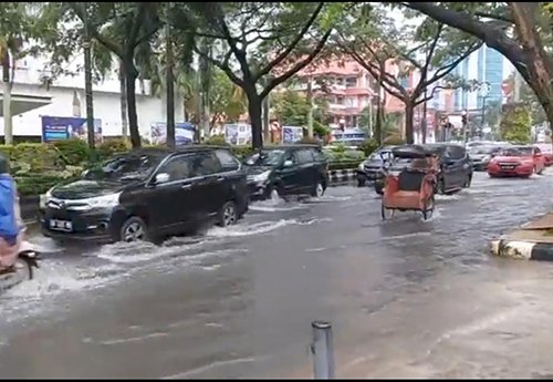 Hal 10 3 Klm Terendam Banjir