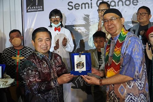 Walikota H Ibnu Sina Hadiri Melaunching Album Solo Lagu-Lagu Banjar Semi Grande Kawang Yoedha 1 Hal 9 3 Klm KOntrak 2 1