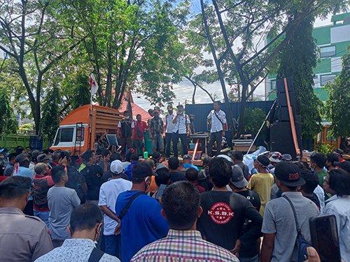 Janji Komunikasikan Tuntutan Sopir Truk ke Pertamina 1 Hal 9 3 Klm Ujuk Rasa