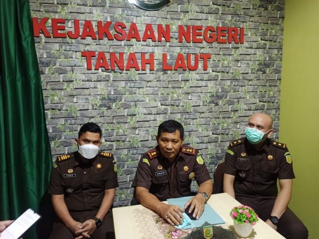 Kejari Tala Eksekusi Terdakwa Tipikor RSHB ke Rutan Kelas IIB Pelaihari 1 IMG 20220307 WA0073 scaled