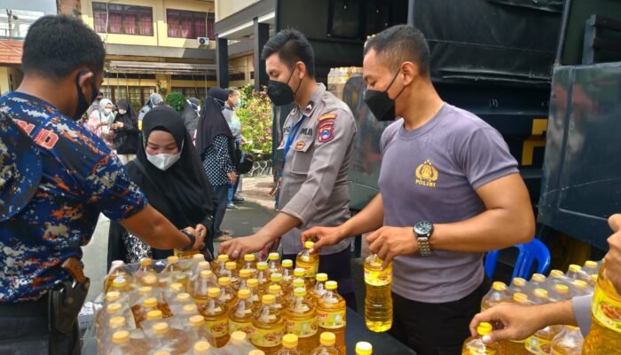 Operasi Pasar Minyak Goreng Murah Polresta Banjarmasin Diserbu Warga