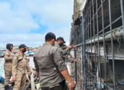 Bongkar Gubuk Liar Kolong Jembatan Antasari