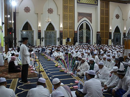 Ribuan Jemaah Hadiri Tablik Akbar<br>Guru Bhakiet Ajak Makmurkan Mesjid dan Perbanyak Shalawat 1 hal 11 Batola 4 klm 1