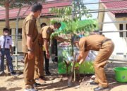 Wabup HSS Tanam Pohon di SMKN 1 Kandangan
