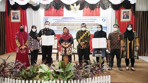 Ketua TP PKK HSS Kandidat Penerima Satyalancana Wira Karya 1 hal 12 HSS 1 3 klm 12