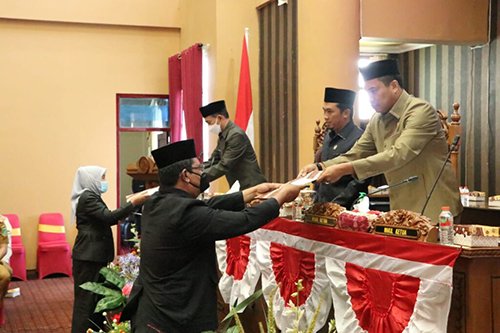 Lima Fraksi DPRD Tanbu Terima dan Sepakati Dua Raperda 1 hal 12 Tanbu 25 klm 5
