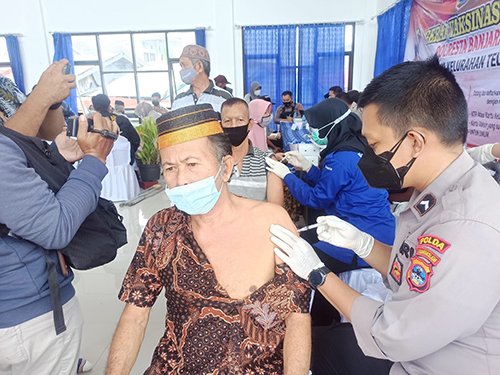 Vaksinasi Lansia<br>Dinkes Bantah Manipulasi Data 1 hal10 3klm