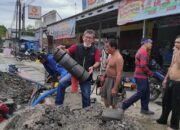 Bocor di Jalan KuripanPDAM Langsung Perbaiki Jaringan Pipa