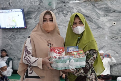 TP-PKK Kalteng Turut Berbagi Dalam Safari Ramadhan Berkah Pemprov Kalteng 1 15 Kalteng 1 Sekretaris TOP PPP Hj Adiah Chandra saat meneyrahkan bantuan dari TP PKK Prov Kalteng