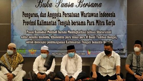 15 Kalteng 1 Suasana buka puasa bersama Pemprov dan PWI Kalteng
