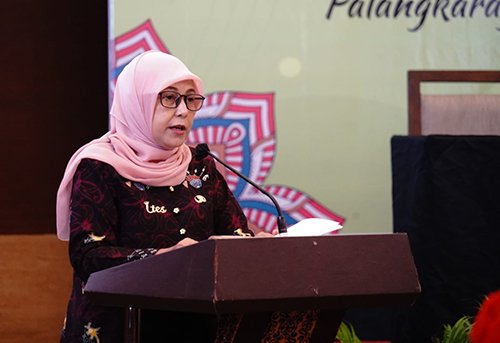 15 Kalteng 2 Asisten administrasi umum Sekda Lies Fatimah saat membacakan sambutan Pj Sekda Nuryakin