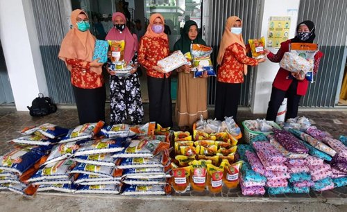 15 Kalteng 2 Hj Anita Nuryakin saat melaksanakan kegiatan Jumat berkah berbagi