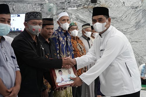 Pemprov Serahkan Bantuan Safari Ramadan di Masjid Al Falah Desa Trahean Barito Utara 1 15 Kalteng 2 Kepala Dinas PUPR Prov Kalteng H Salahuddin saat menyerahkan bantuan kepada pengurus masjid