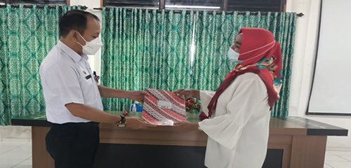 15 Kalteng 3 Kepala DPMPTSP Prov Kalteng Sutoyo saat menyerahkan SK