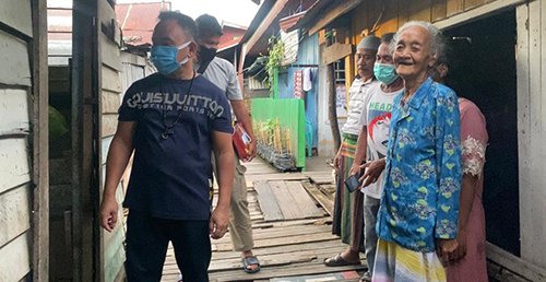 15 Kalteng HL Gubernur Kalteng Sugianto Sabran mengunjungi sejumlah warga
