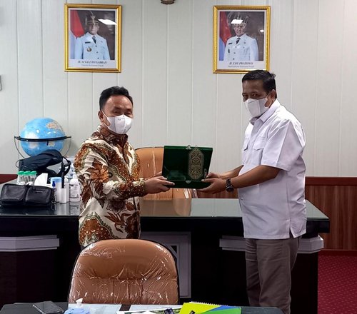 Gubernur Kalteng: BPJS Ketenagakerjaan Berkontribusi Pulihkan Ekonomi 1 15 Kalteng HL Kepala BPJS tenagakerjaan Palangka Raya Budi Wahyudi saat menyerahkan cenderamata kepada Gubernur Kalteng