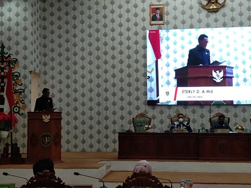 15 Katingan Anggota DPRD Katingan Eterly saat paripurna