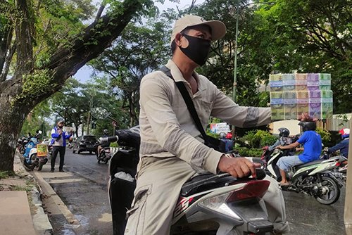 Jasa Tukar Uang Pinggir Jalan Masih Sepi Peminat 1 8 3klm tukar