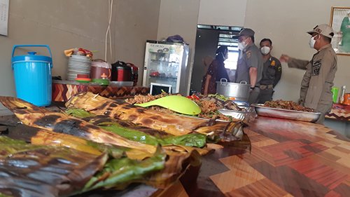 Nekat Berjualan Sebelum Jamnya, Pemilik Warung Bisa Dipidana 1 Hal 10 3 KLm Jualan