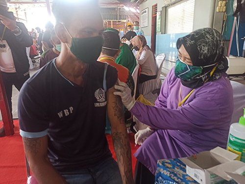 Beda Data Vaksinasi Lansia, Banjarmasin Berstatus Level 3 di Kalsel 1 Hal 10 3 KLm Vaksin 2