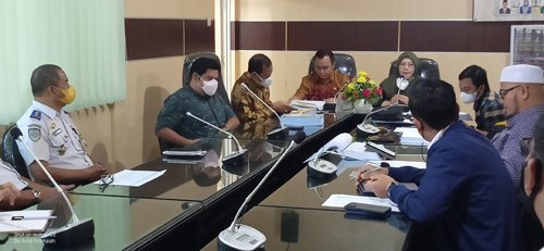 Hal 10 3 Klm 3 Klm Komisi III DPRD kota saat rapat kerja dengan Dinas Perhubungan
