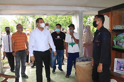 Walikota Serahkan Bantuan Warga Korban Kebakaran 1 Hal 10 3 Klm BJB 1