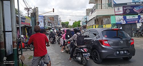 Hal 10 3 Klm Macet Menjelang buka puasa sering mengalami macet di ruas jalan simpang empat