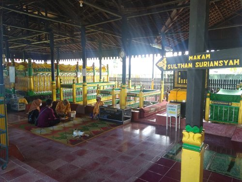 Hal 10 3 Klm Makam Sultan Surianysah