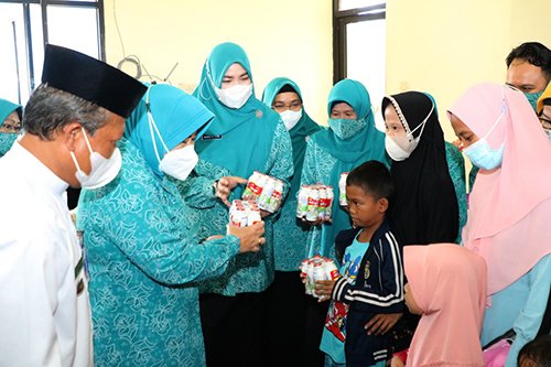 PKK Serahkan Bantuan Sembako Untuk PKH 1 Hal 16 4 KLm Martapura Paket susu