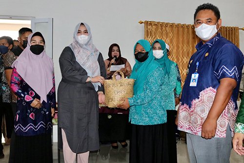 Paket Sembako untuk Kader PKK, Lansia, Disabilitas 1 Hal 16 4 KLm Martapura Serahkan sembako